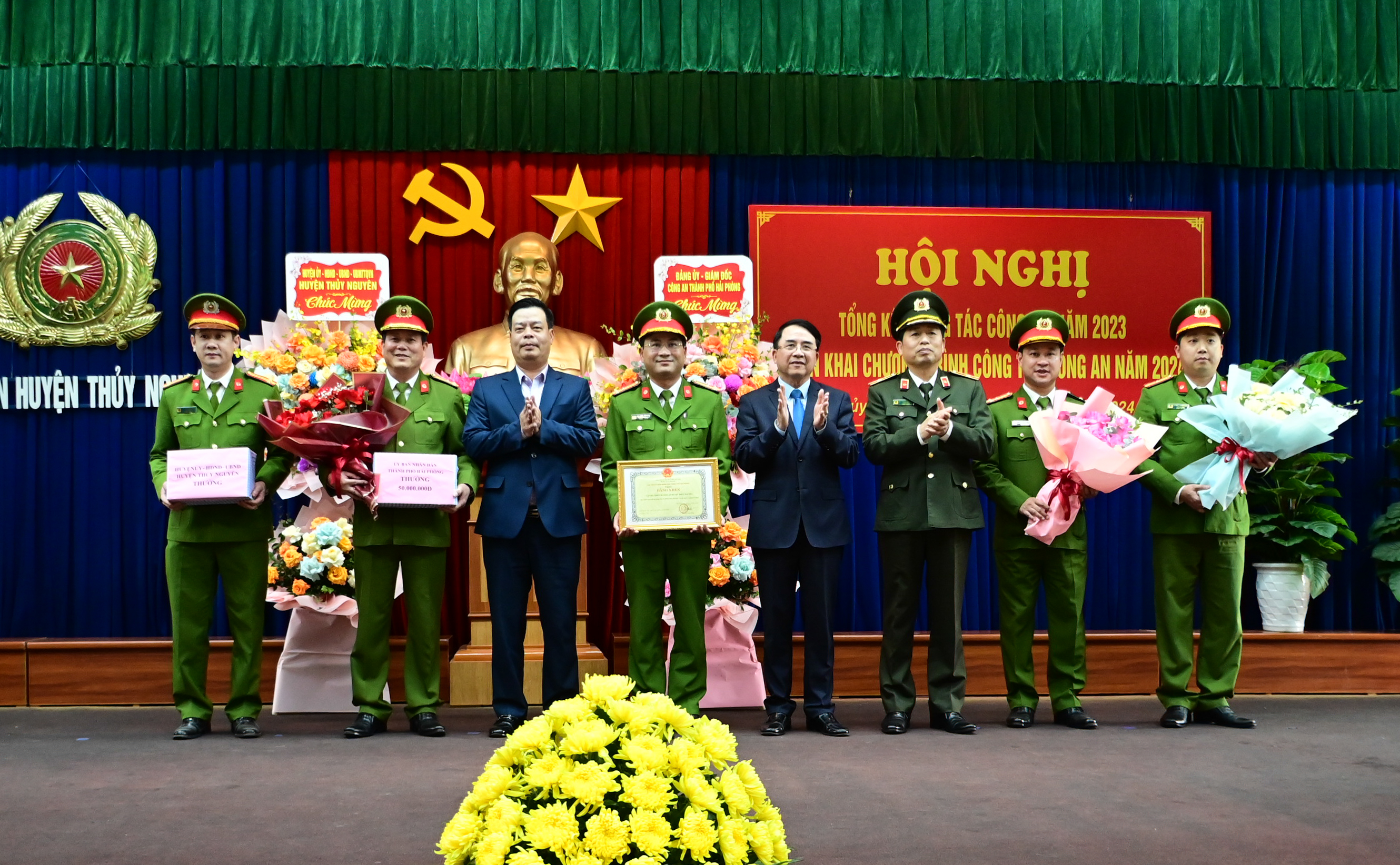 UBND thành phố khen thưởng Công an huyện Thủy Nguyên